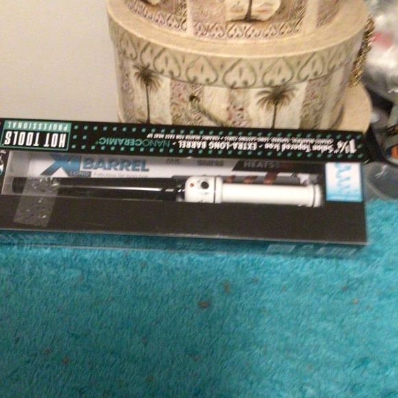 HOT TOOLS EXTRA TAPERED 1 1/4” barrel  NIB